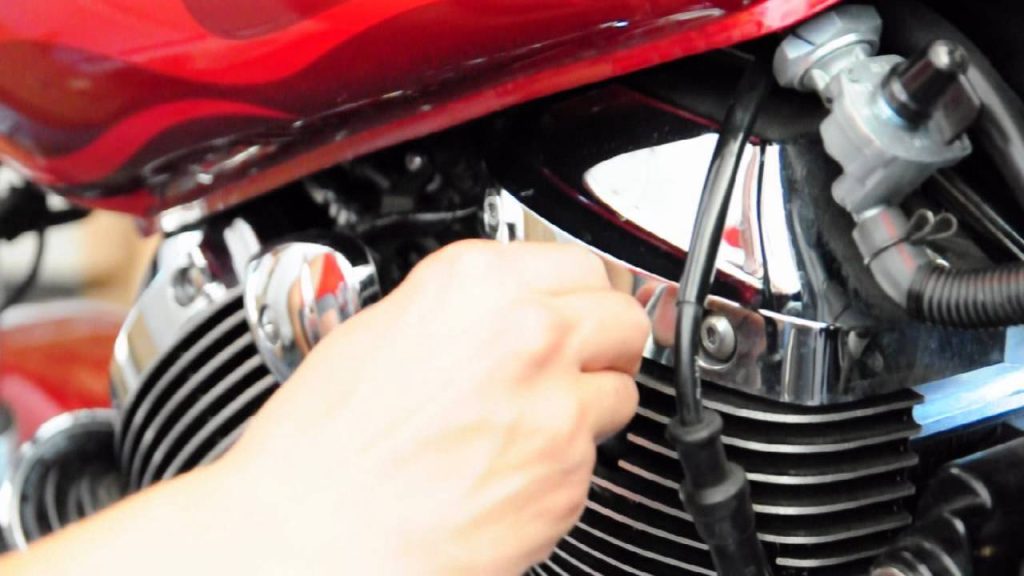 Πώς να αντικαταστήσετε  Μπουζί σε Honda Shadow Spirit