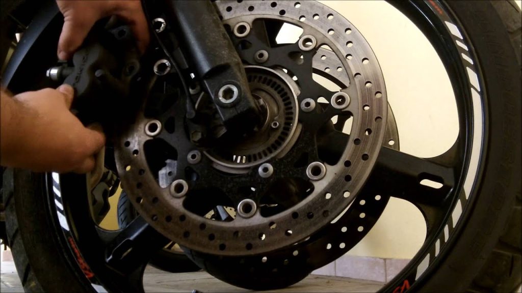 Πώς αλλάζουμε τακάκια σε Vstrom 650