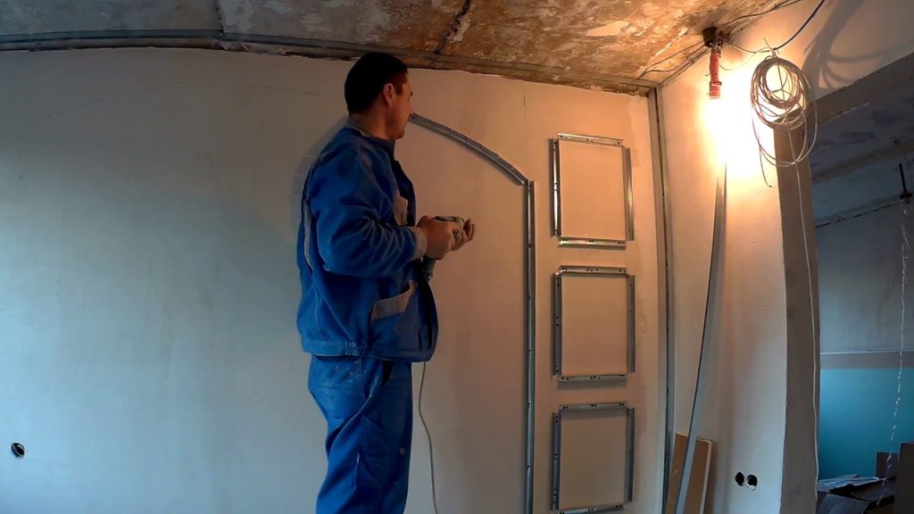 DIY σύνθετο με γυψοσανίδα και κάθετα φωτιζόμενα ράφια