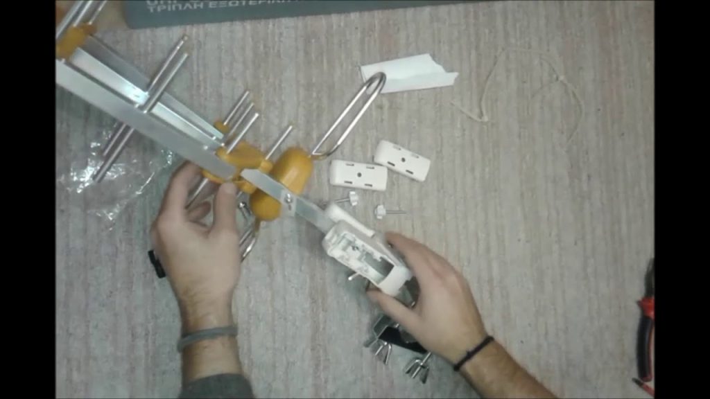 Σύνδεση κεραίας τηλεόρασης - Connecting a TV antenna
